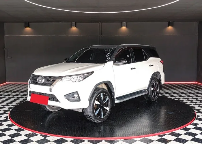2019 Toyota Fortuner V · SUV · 2.8 4WD AT — photo 1 of 16