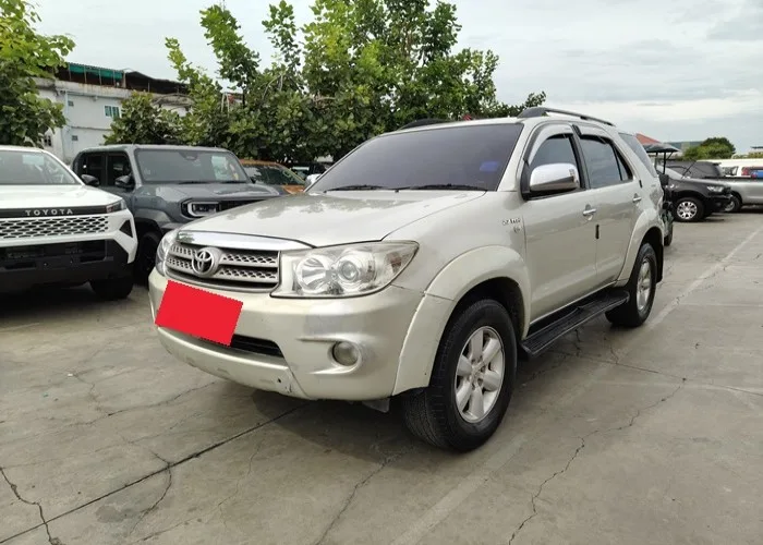 2010 Toyota Fortuner V · SUV · 2.7 2WD AT — photo 1 of 15