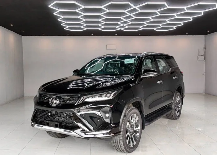 2026 Toyota Fortuner Legender · SUV · 2.8 4WD AT — photo 1 of 18