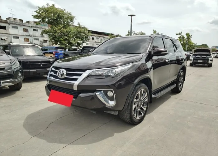 2015 Toyota Fortuner V · SUV · 2.8 4WD AT — photo 1 of 15