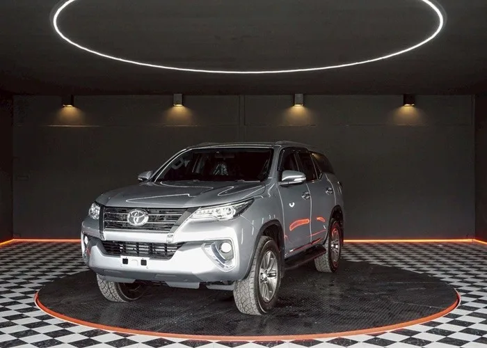 2015 Toyota Fortuner V · SUV · 2.4 2WD AT — photo 1 of 18