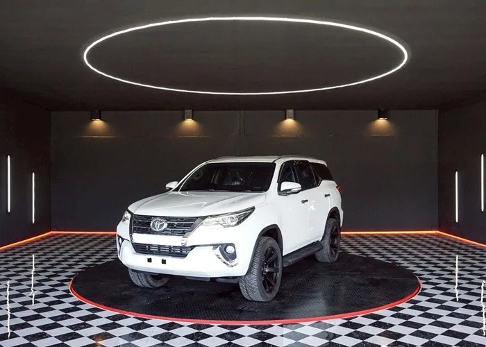 2016 Toyota Fortuner V · SUV · 2.8 2WD AT — photo 1 of 18