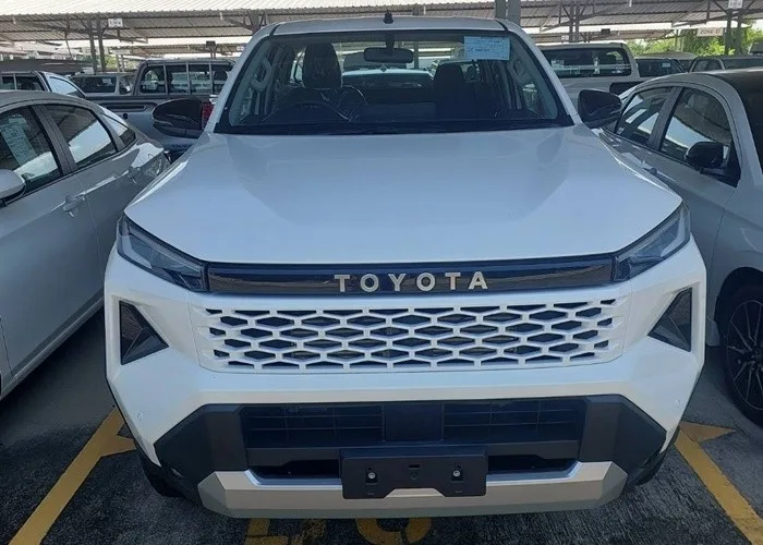 2026 Toyota Hilux Travo Premium · Smart Cab · 2.8 2WD MT — photo 1 of 5