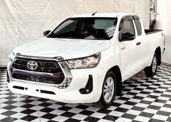 2022 Toyota Hilux Revo Entry · Smart Cab · 2.4 2WD MT — photo 1 of 16