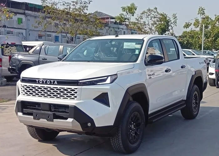 2026 Toyota Hilux Travo 4TREX Premium · Double Cab · 2.8 4WD MT — photo 1 of 18