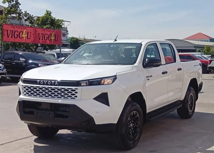 2026 Toyota Hilux Travo Smart · Double Cab · 2.8 2WD AT — photo 1 of 18