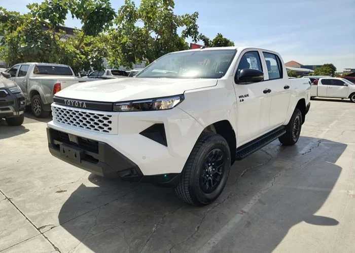 2026 Toyota Hilux Travo Smart · Double Cab · 2.8 2WD AT — photo 1 of 18