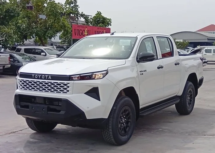 2026 Toyota Hilux Travo Smart · Double Cab · 2.8 2WD AT — photo 1 of 18
