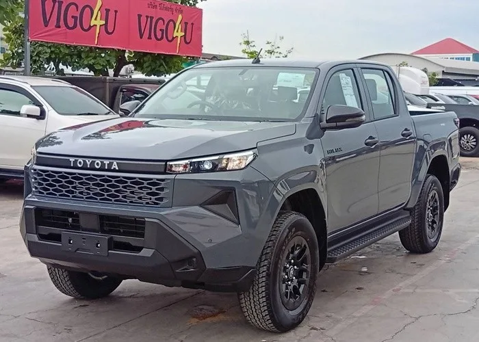2026 Toyota Hilux Travo Smart · Double Cab · 2.8 2WD AT — photo 1 of 17