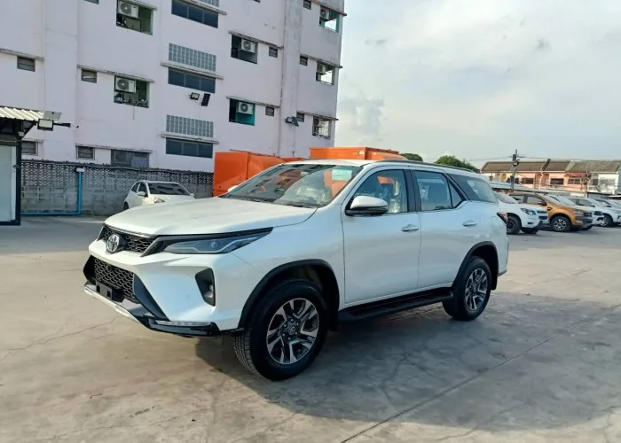 2026 Toyota Fortuner SUV · 2.4 4WD AT — photo 1 of 9