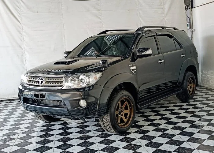 2010 Toyota Fortuner V · SUV · 3.0 4WD AT — photo 1 of 18