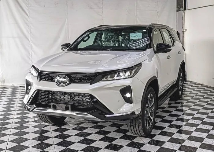 2026 Toyota Fortuner Legender · SUV · 2.8 4WD AT — photo 1 of 15