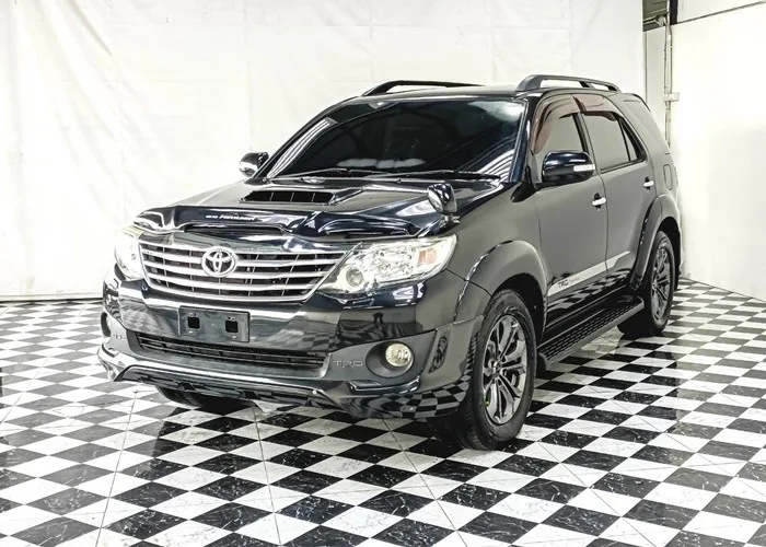 2013 Toyota Fortuner V · SUV · 3.0 4WD AT — photo 1 of 16