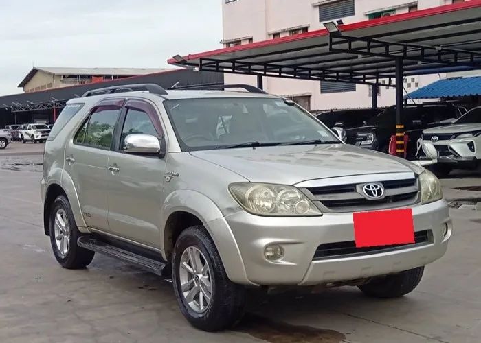 2005 Toyota Fortuner V · SUV · 2.7 4WD AT — photo 1 of 11