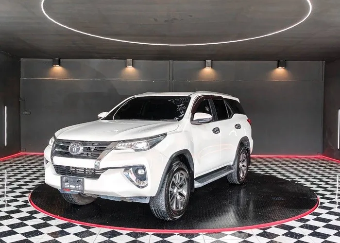 2018 Toyota Fortuner V · SUV · 2.4 2WD AT — photo 1 of 17