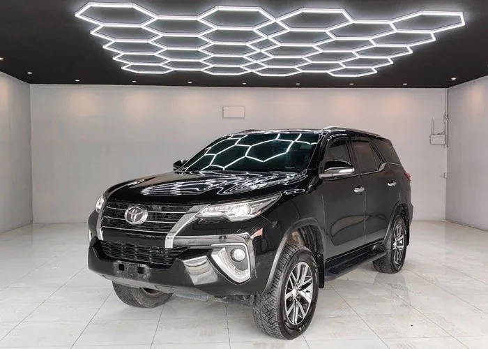 2016 Toyota Fortuner V · SUV · 2.4 2WD AT — photo 1 of 19