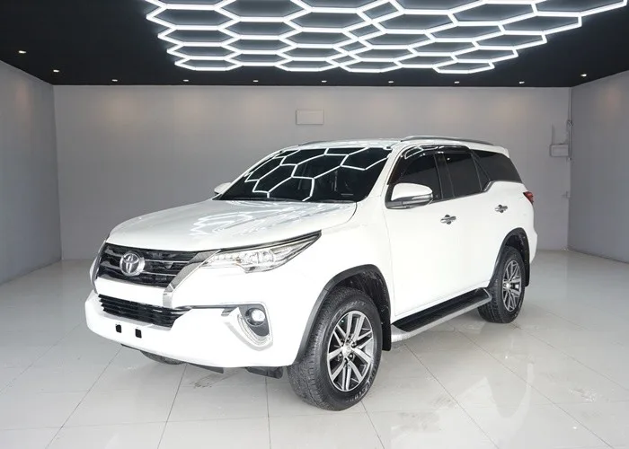 2019 Toyota Fortuner V · SUV · 2.4 2WD AT — photo 1 of 18
