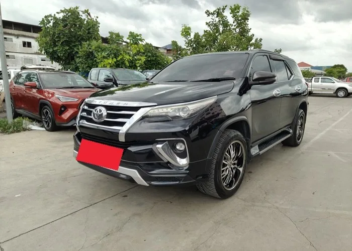 2018 Toyota Fortuner V · SUV · 2.4 2WD AT — photo 1 of 15