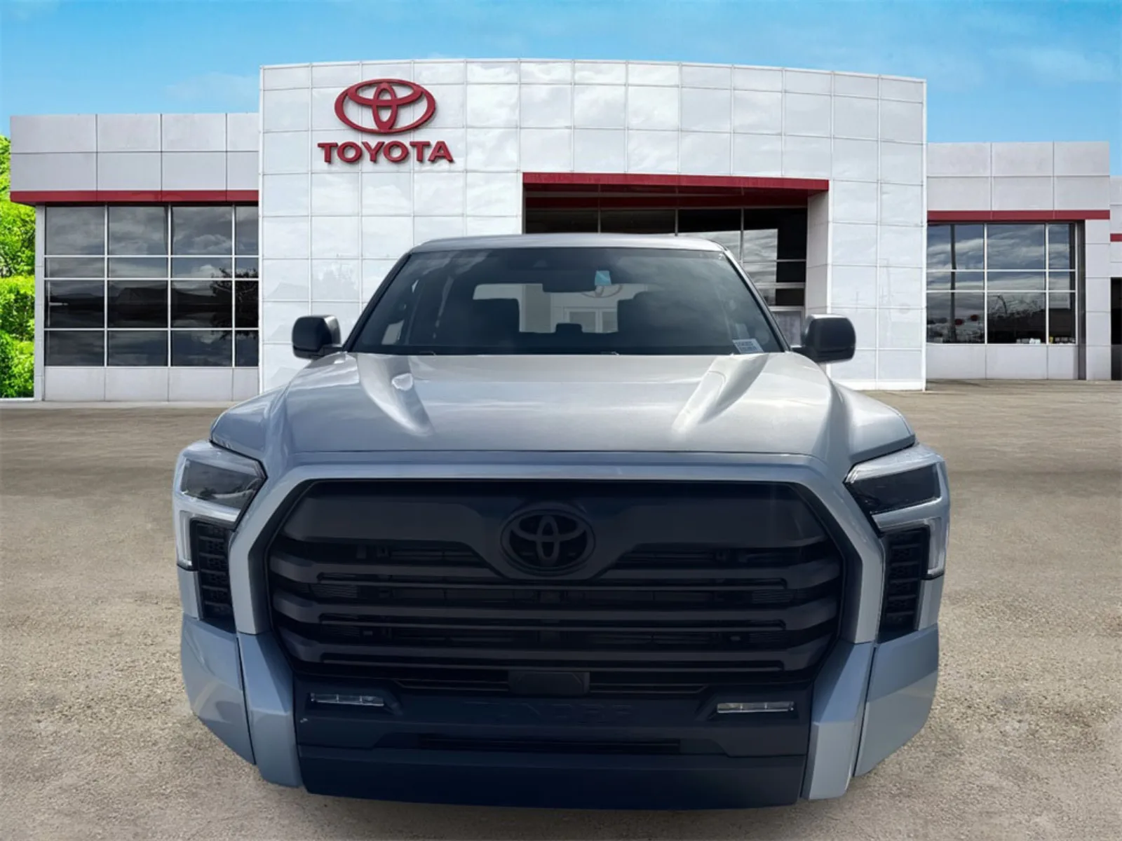 2025 TOYOTA PICKUP 3.4 2WD AT Silver Pickup · Automatic — photo 1 of 17