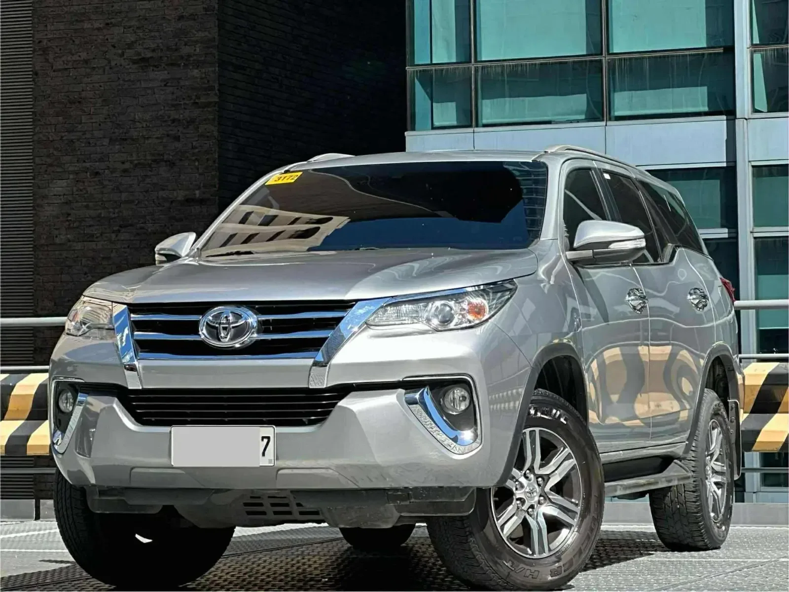 2017 Toyota Fortuner SUV · 2.4 2WD AT — photo 1 of 19