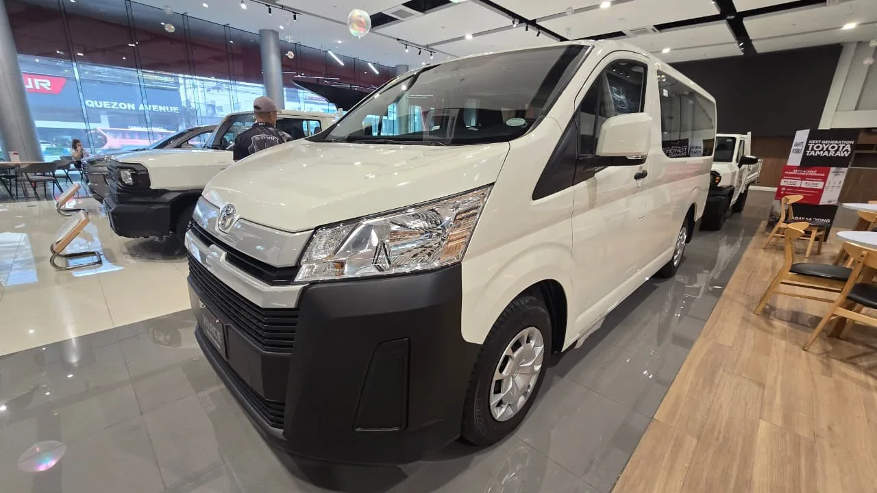 2027 Toyota Hiace Commuter Deluxe · Van · 2.8 2WD MT — photo 1 of 35