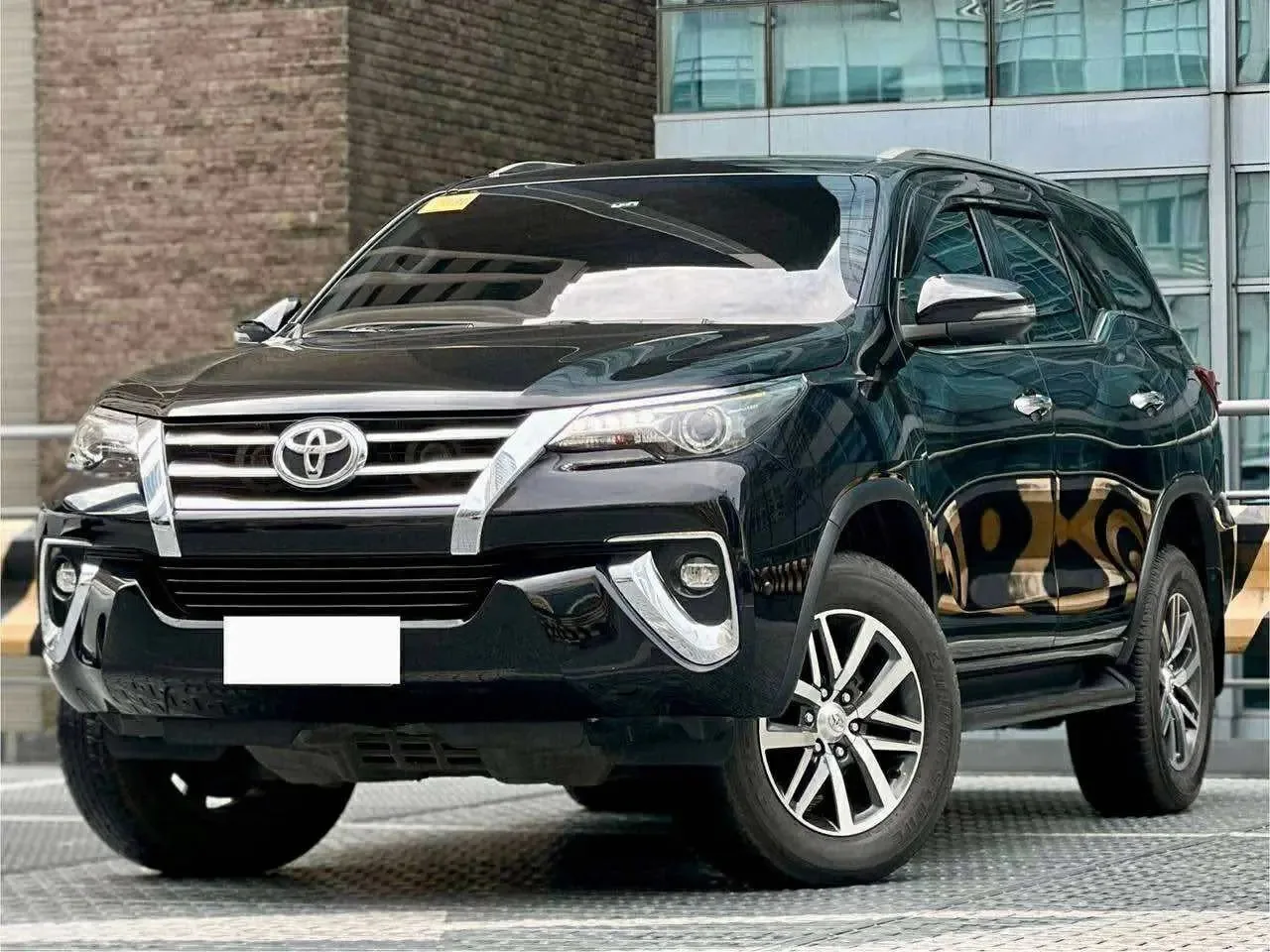 2020 Toyota Fortuner V · SUV · 2.4 2WD AT — photo 1 of 11