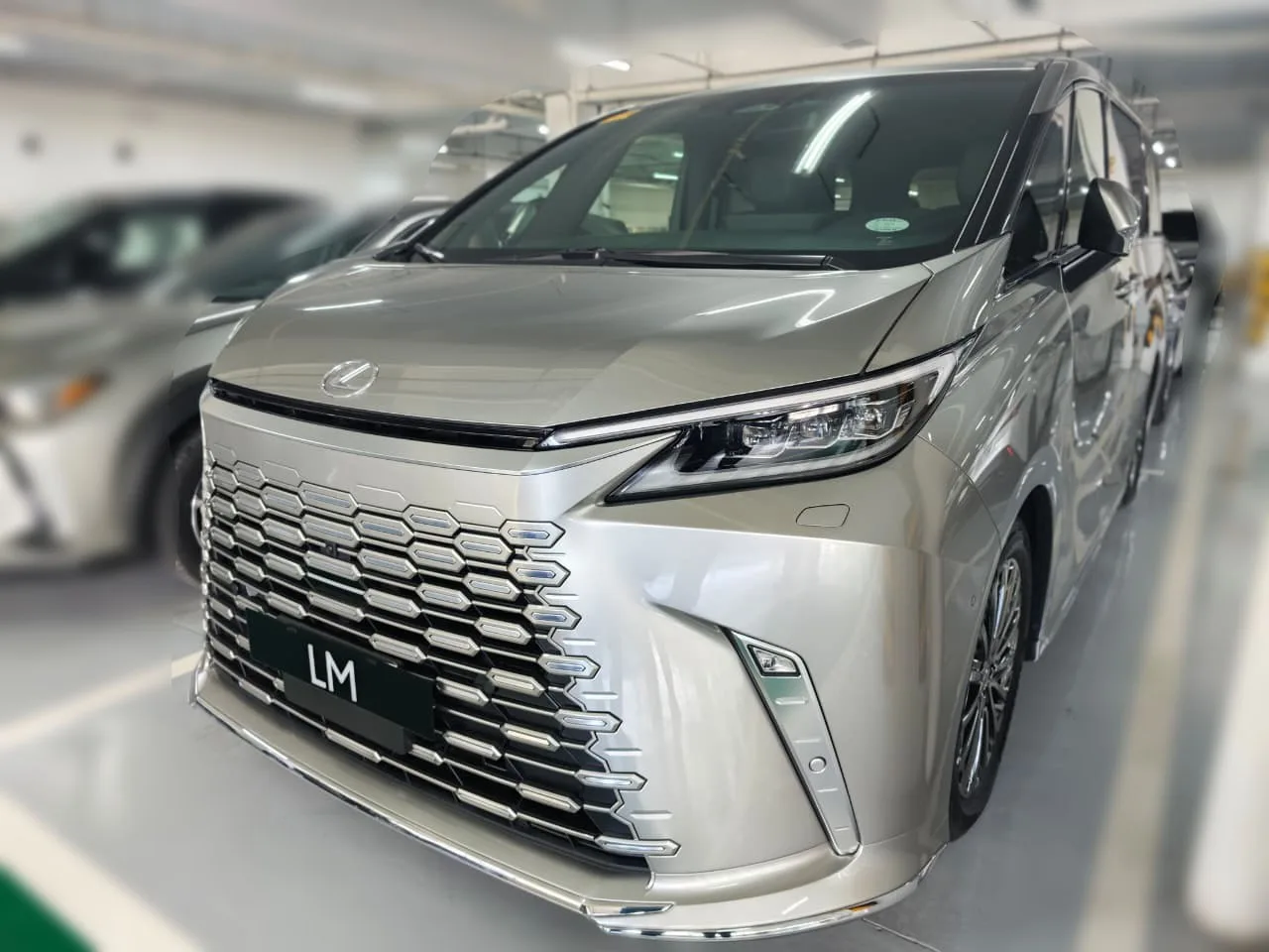2026 Lexus LM350H MPV · 2.5 4WD AT — photo 1 of 32