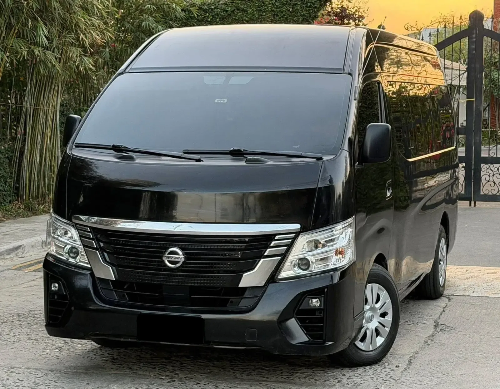 2017 Nissan Urvan Van · 2.5 2WD MT — photo 1 of 21