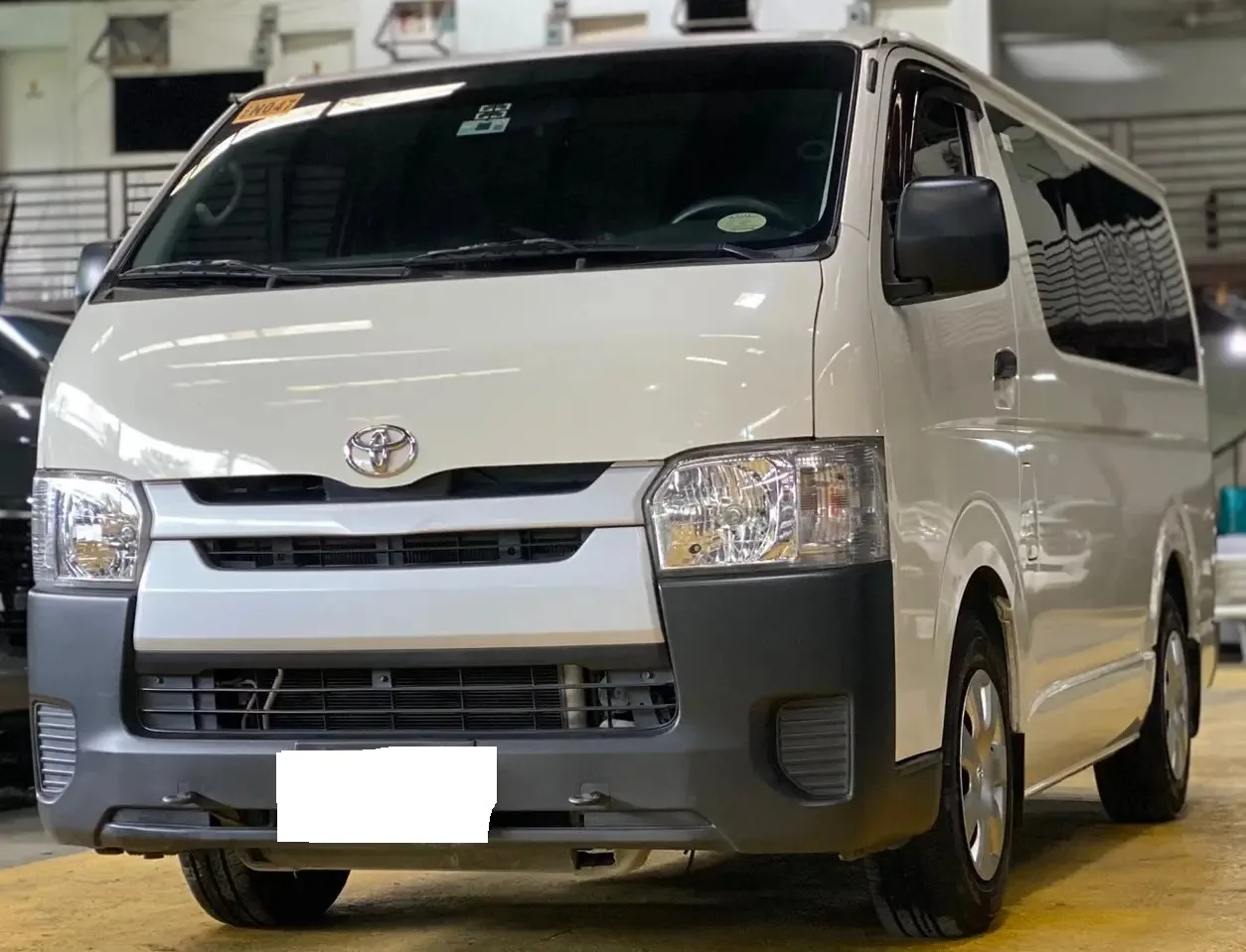 2023 Toyota Commuter Hiace · Van · 3.0 2WD MT — photo 1 of 14