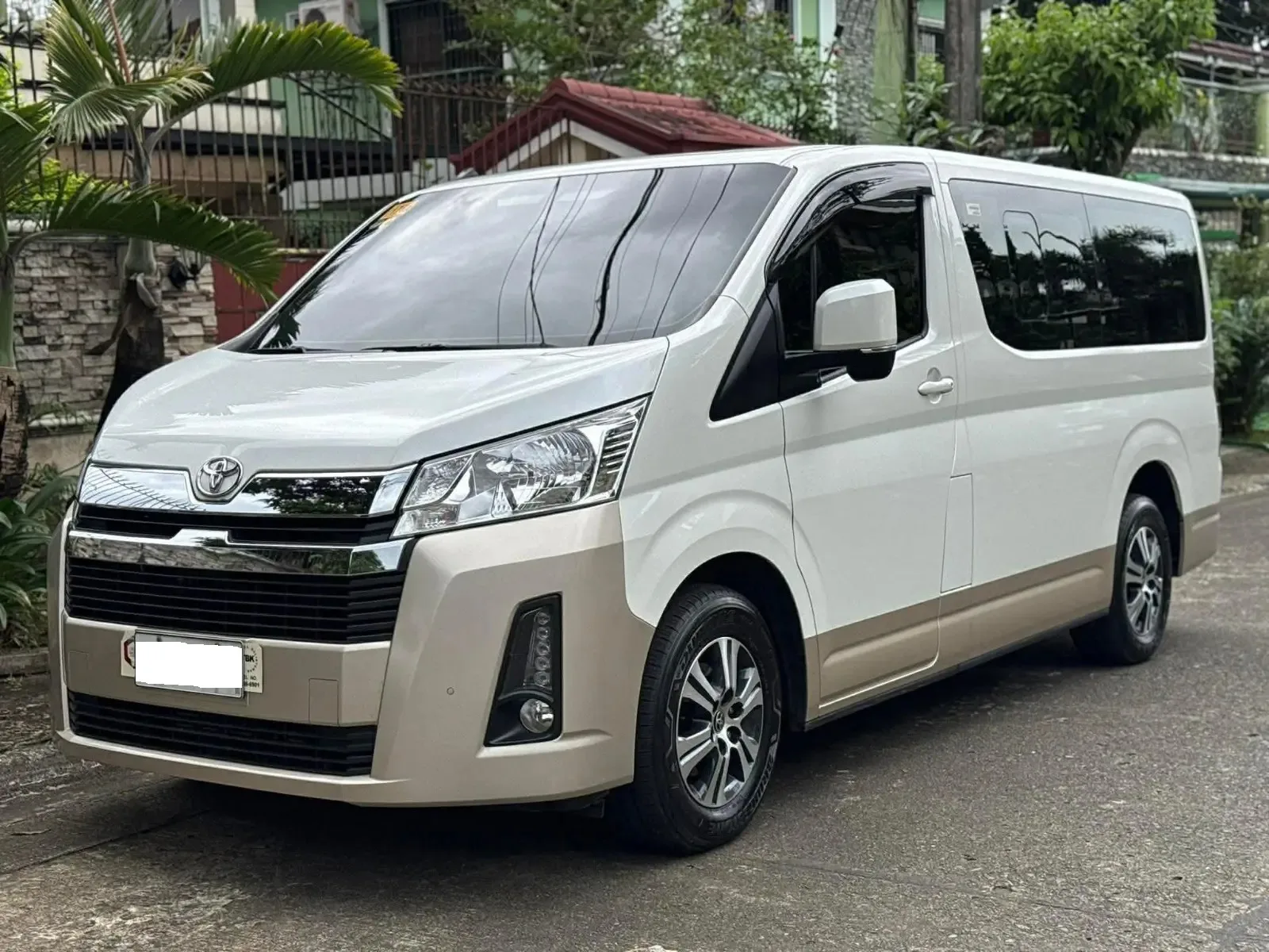 2024 Toyota Hiace Van · 2.8 2WD AT — photo 1 of 13