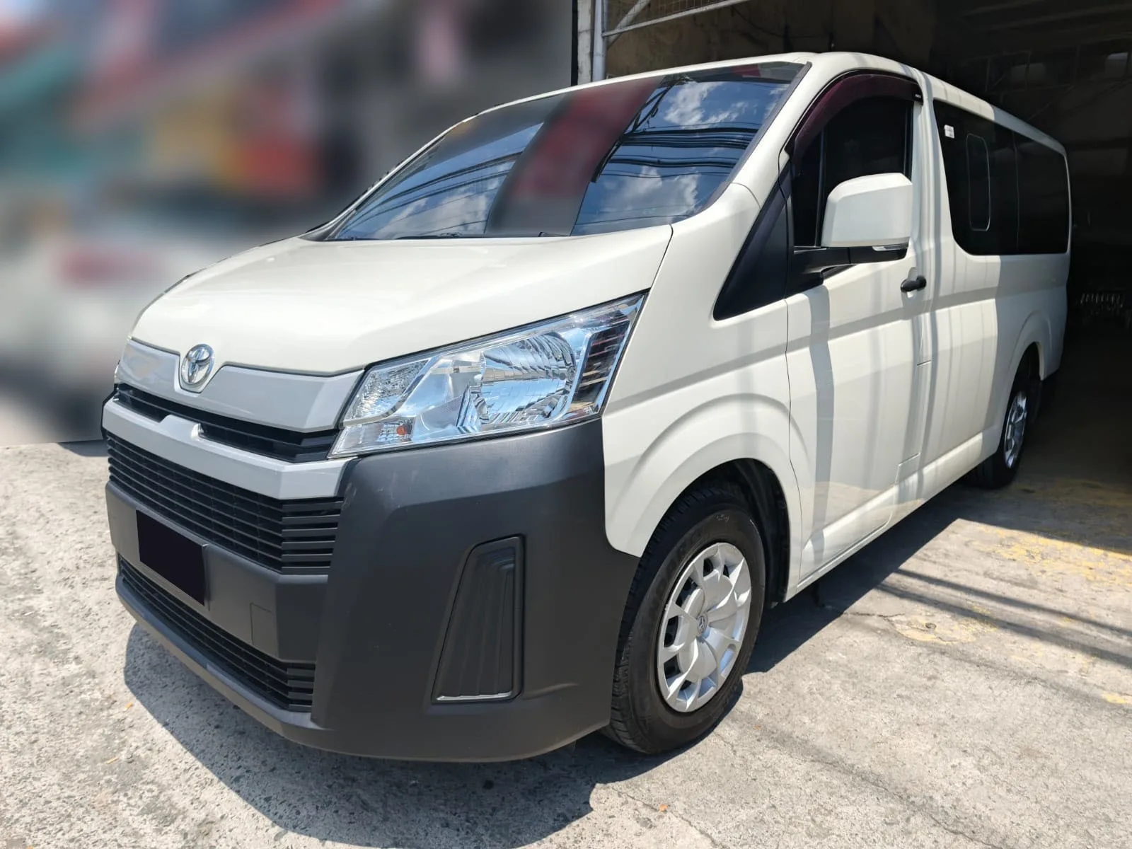2022 Toyota Hiace Commuter Deluxe · Van · 2.8 2WD MT — photo 1 of 49