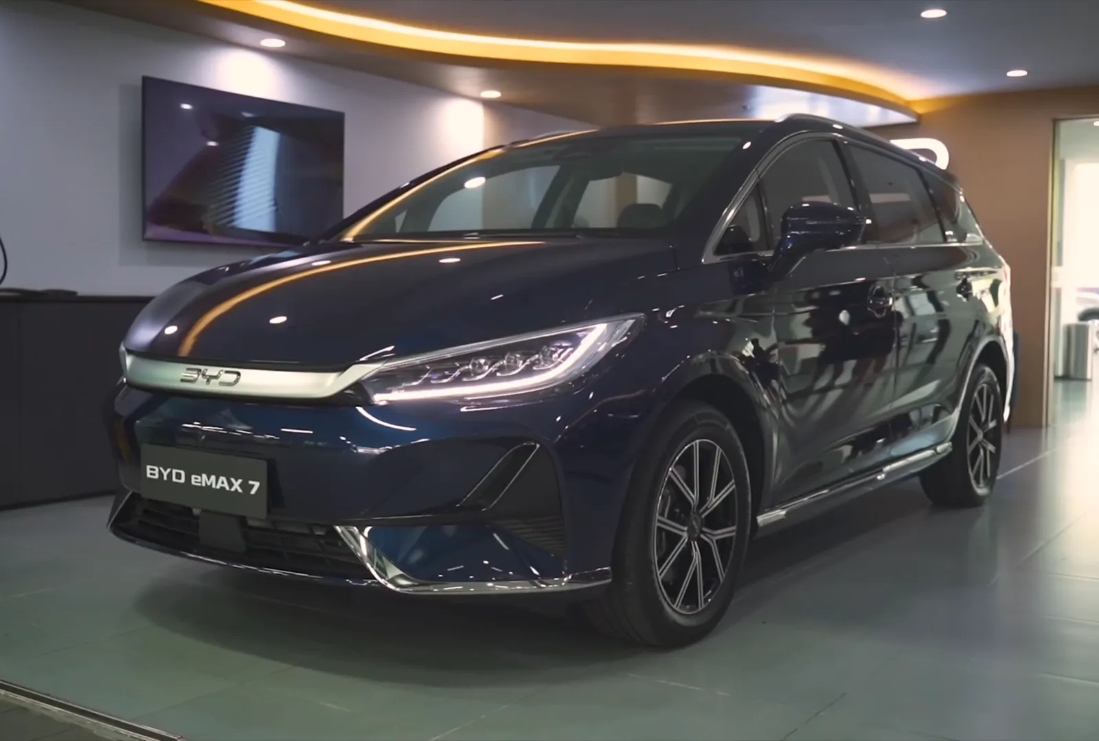 2026 Byd Emax 7 Superior Captain · MPV · 2WD AT — photo 1 of 13