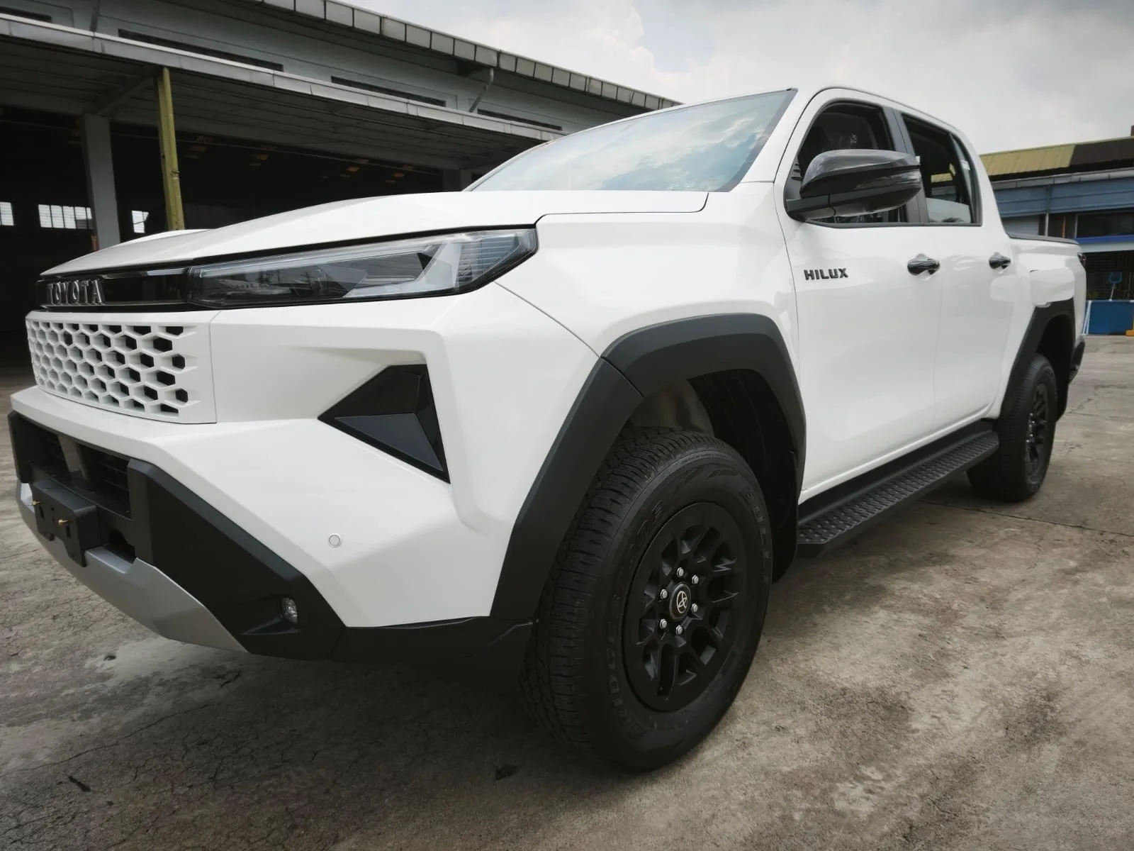 2026 Toyota Hilux E · Double Cab · 2.8 4WD MT — photo 1 of 29
