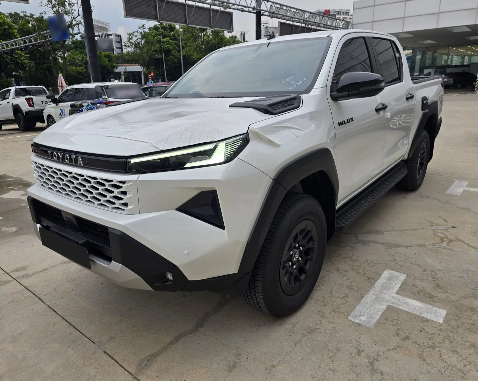 2027 Toyota Hilux Pro · Double Cab · 2.8 2WD AT — photo 1 of 42